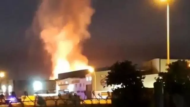 Vídeo | Un gran incendio afecta a una nave de madera en el Polígono La Red de Alcalá de Guadaíra