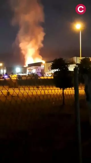 Las llamas vuelven al polígono La Red de Alcalá de Guadaíra: arde una nave de maderas en un nuevo incendio