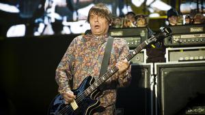 Gary Mounfield, de The Stone Roses, actúa en el escenario de Heaton Park.