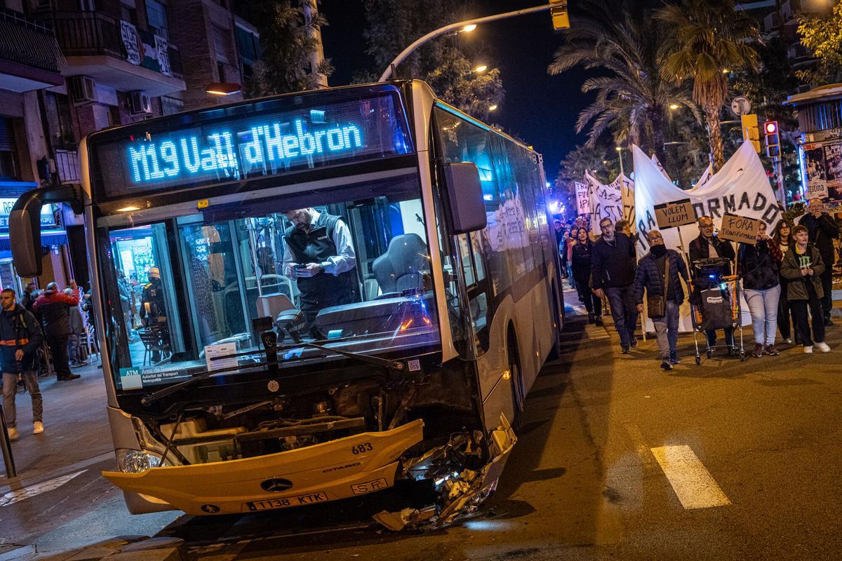 Manifestación de vecinos de la Prosperitat que piden una solución para los cortes de luz que sufren y el traslado de un transformador que se incendió en septiembre. Manifestación de vecinos de la Prosperitat que piden una solución para los cortes de luz que sufren y el traslado de un transformador que se incendió en septiembre.