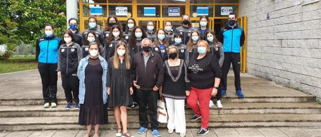 El equipo cangués posó con miembros de la corporación antes de partir hacia Elda. |  // FDV