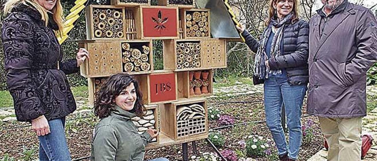 Una imagen del hotel para insectos instalado en el jardÃ­n.