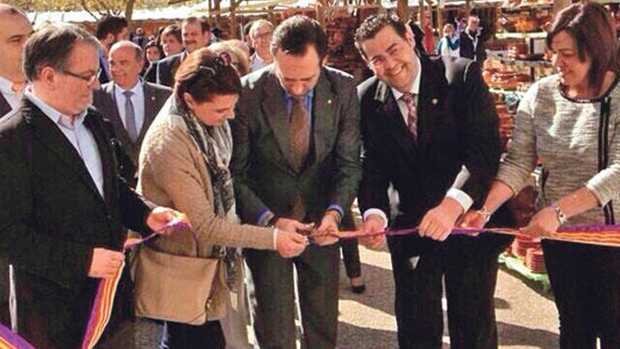 Bauzá cortando la cinta en la Fira del Fang con los colores de la bandera republicana.