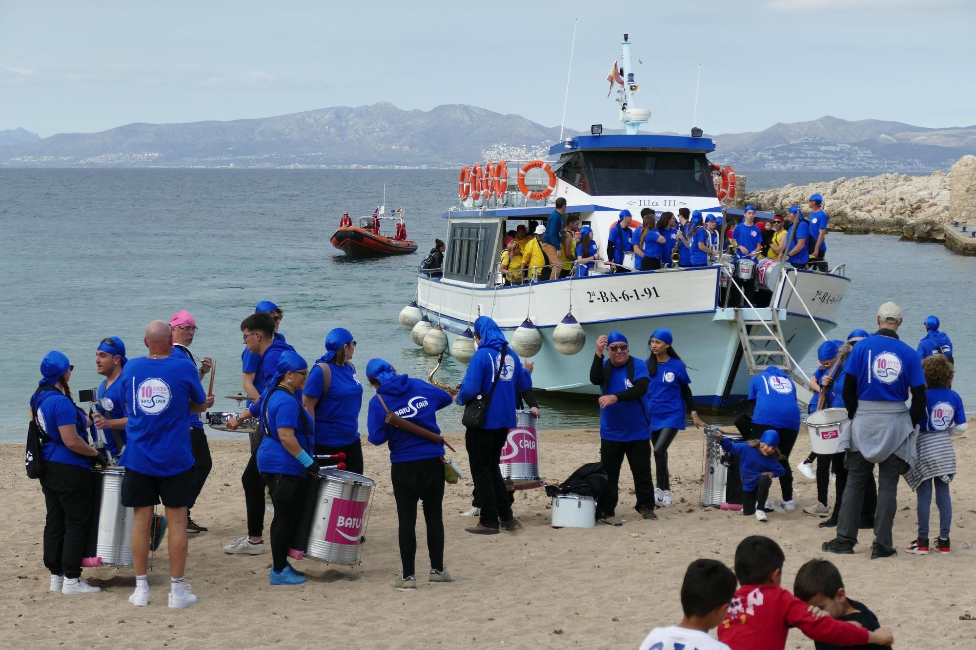 La Batuscala celebra 10 anys desembarcant a la platja de les Barques de l'Escala