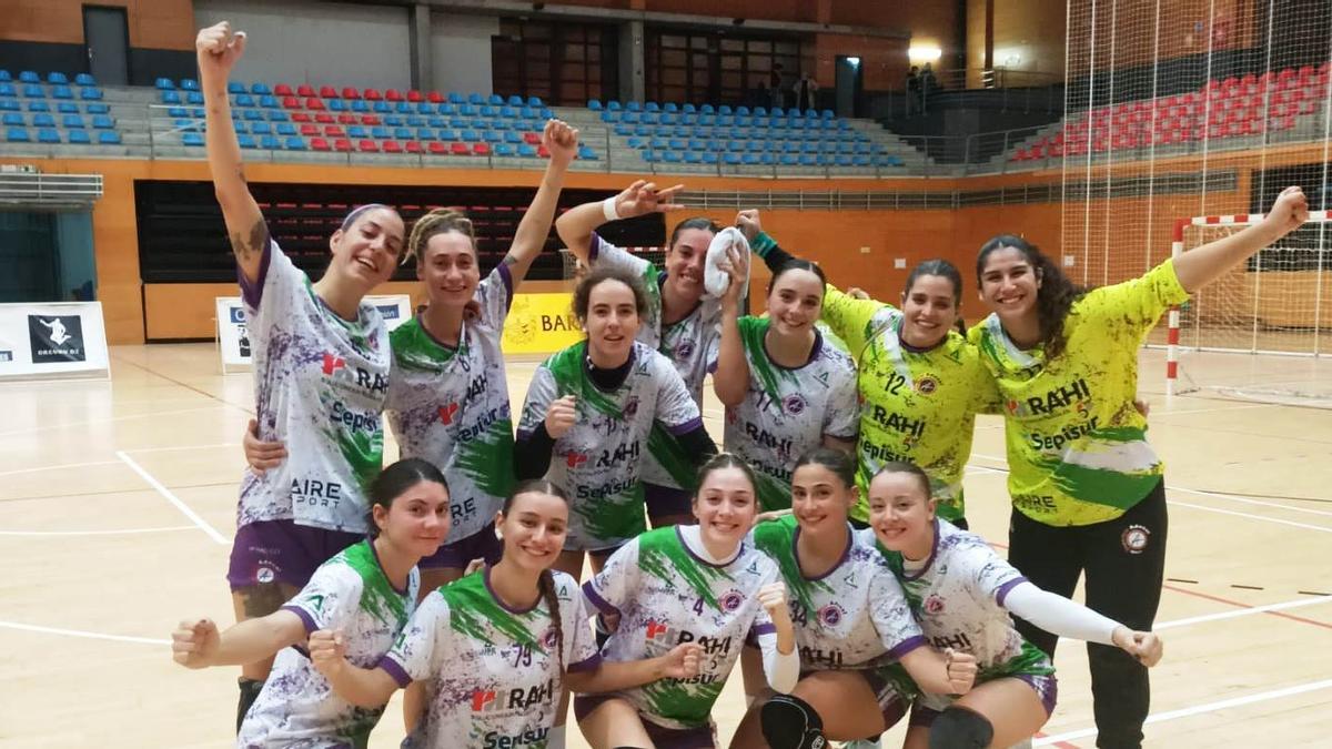 El Rahi Sepisur Adesal celebra la victoria en la cancha del Zuazo.