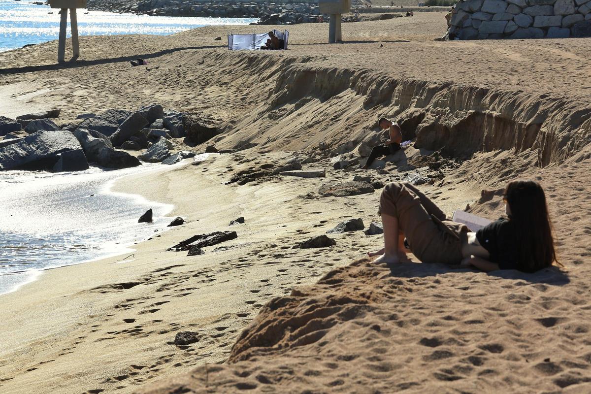 Algunas playas de Badalona pierden arena tras el temporal