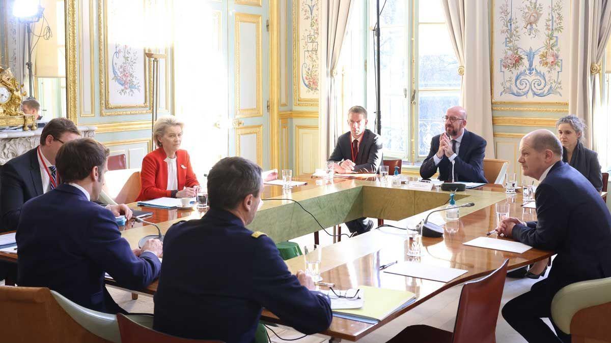Emmanuel Macron, Olaf Scholz, Ursula von der Leyen y Charles Michel, ayer, en París, en una reunión con empresarios.