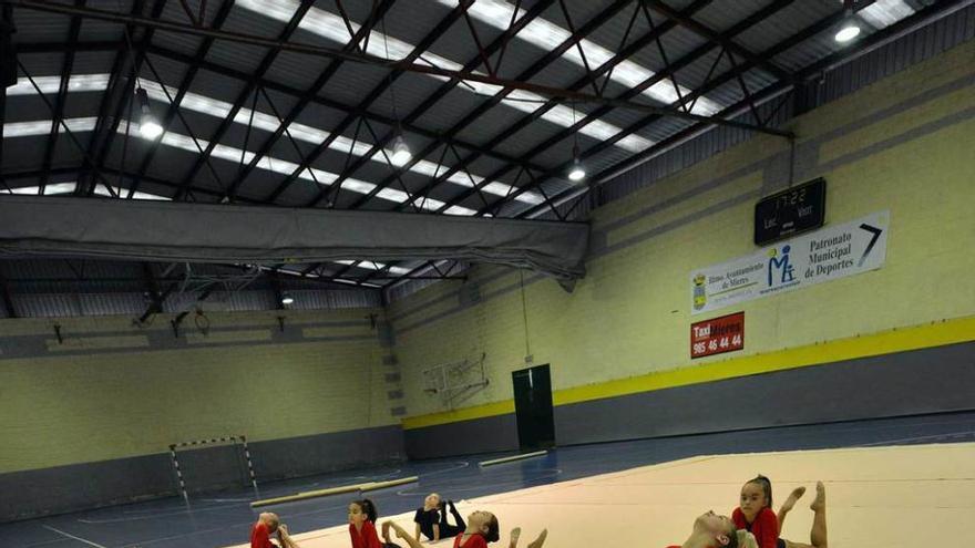 Las gimnastas del Rítmica Mieres, durante un entrenamiento.