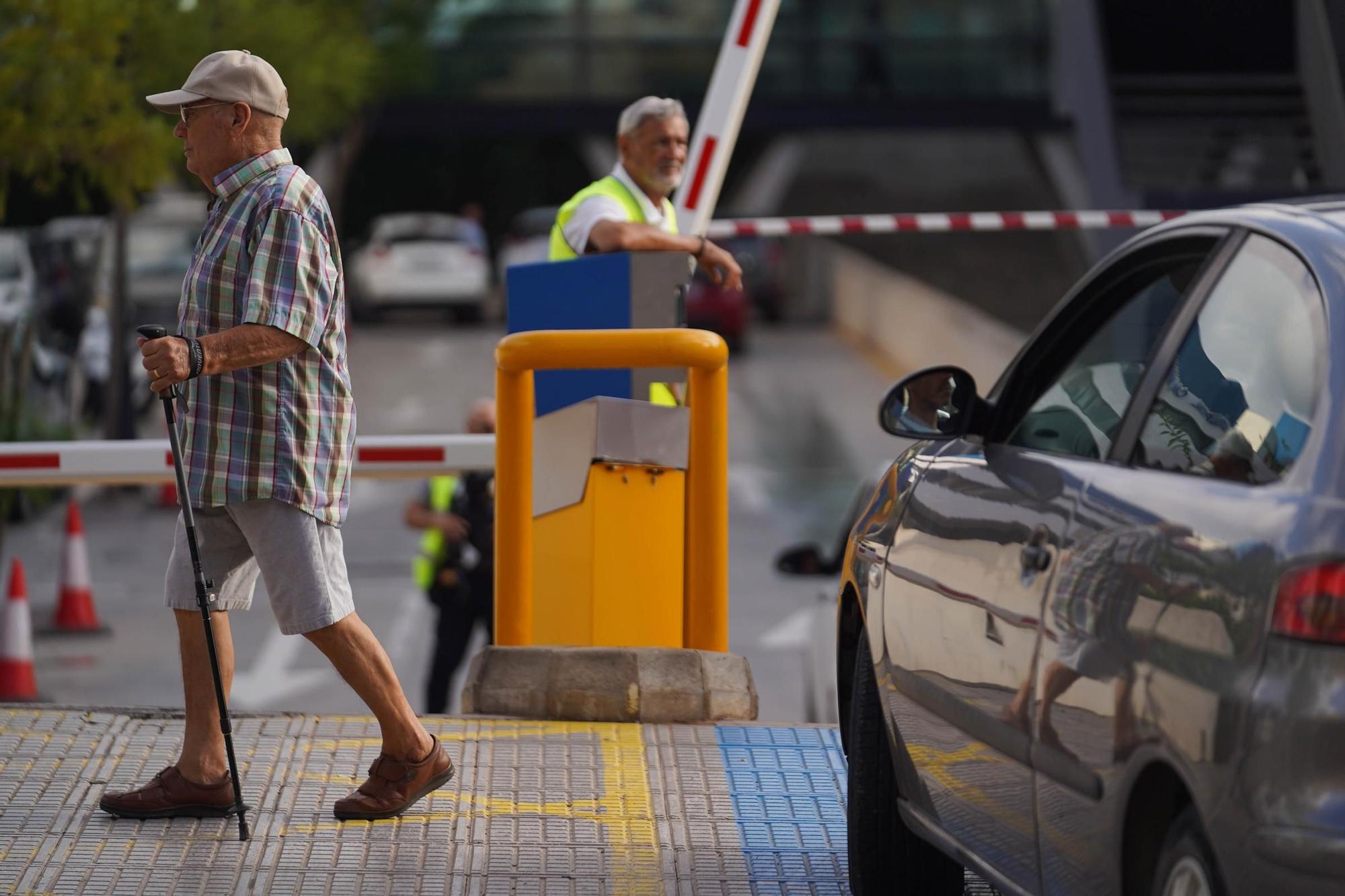 Mira aquí las imágenes del primer día del parking de Can Misses con la barrera bajada