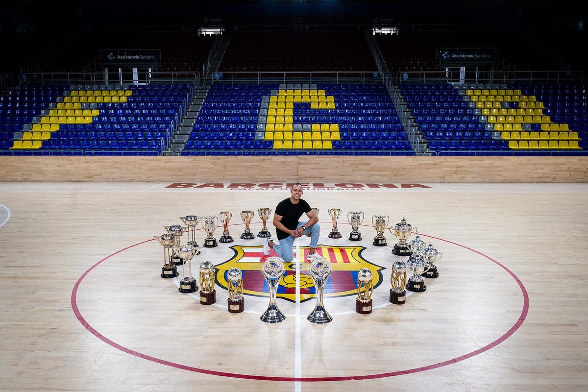 Ferrao, André Coelho y Jesús Velasco se despiden del Barça fotografiándose con todos sus trofeos.