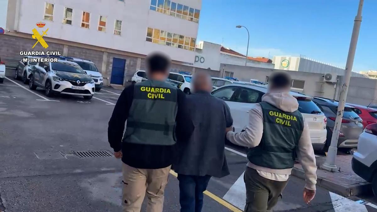La Guardia Civil conduce al detenido por los robos en el hospital.