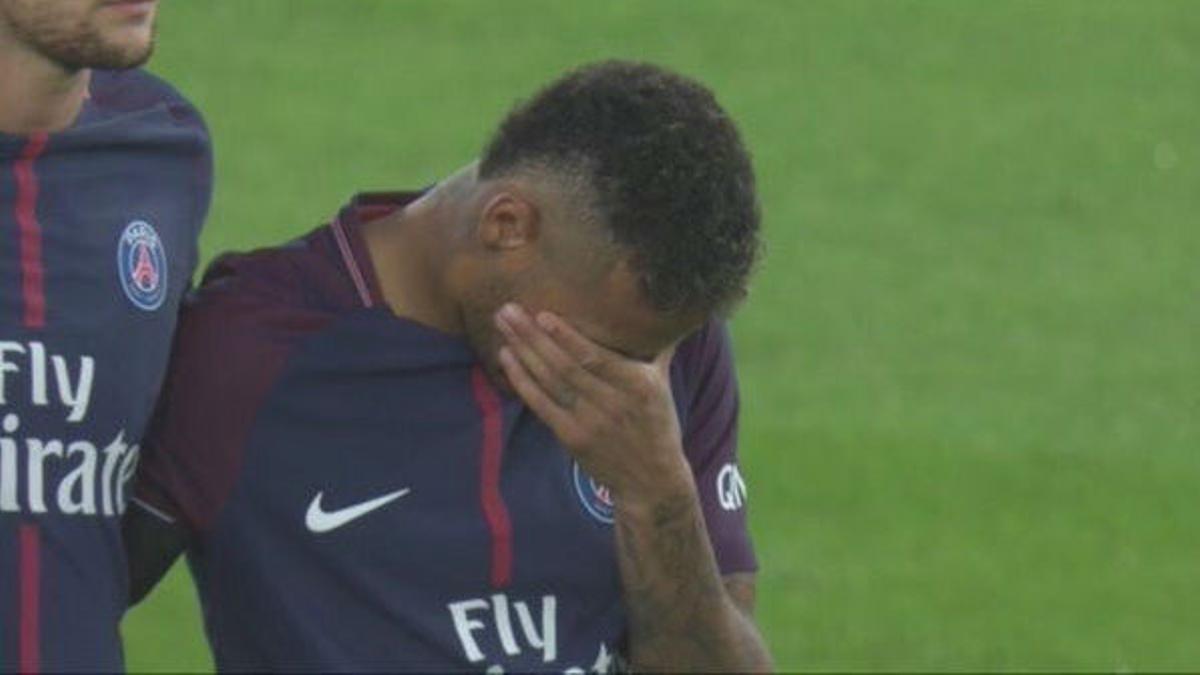 Neymar, emocionado en el minuto de silencio por los atentados