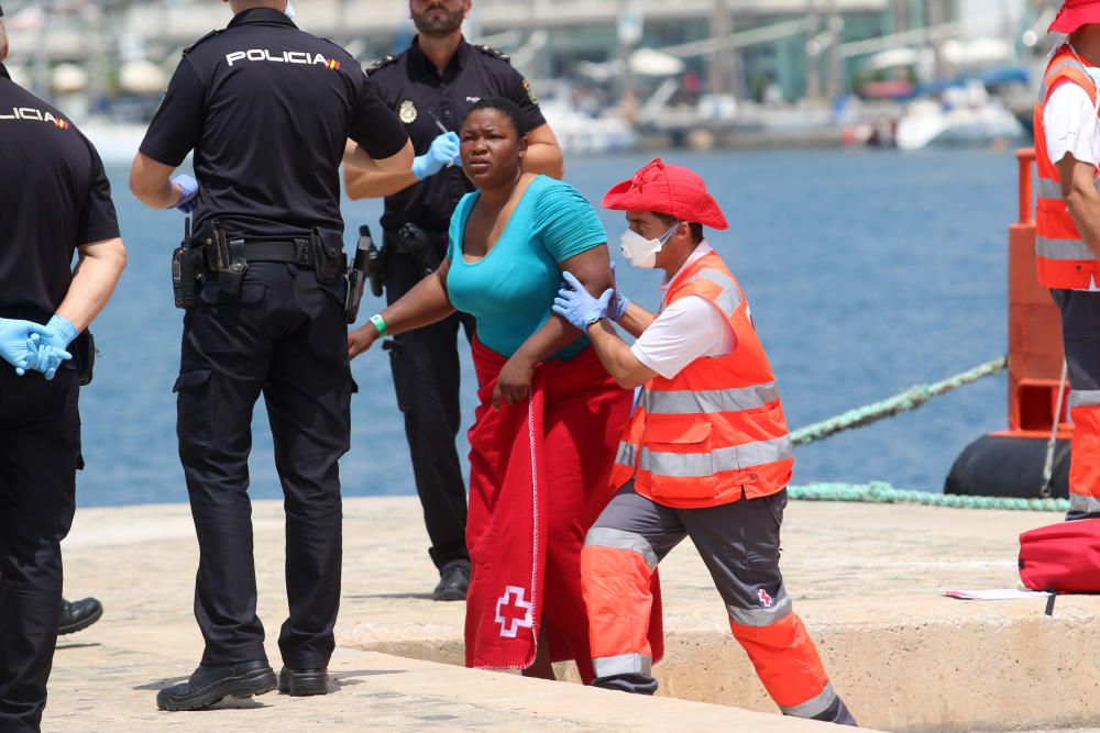Llegada de los 52 inmigrantes al puerto
