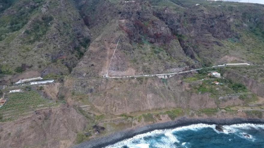 Una gran grúa ayudó a subir los materiales a la zona alta de la ladera que mantiene cerrada la TF-5 en Los Realejos.