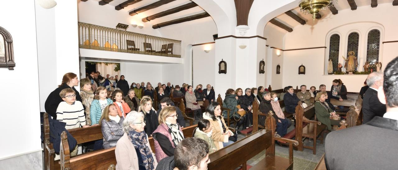 Público asistente al concierto de la Coral Polifónica Padronesa, en la capilla de conchas (San Caralampio) de la isla.