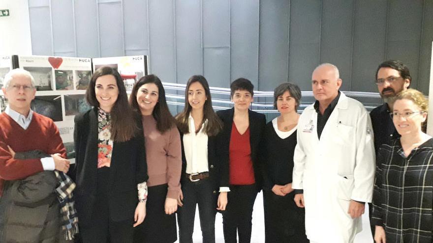 Las autoridades sanitarias, los representantes de la Fundación Aladina y del Colegio de Arquitectos de Asturias, y los ganadores del concurso.