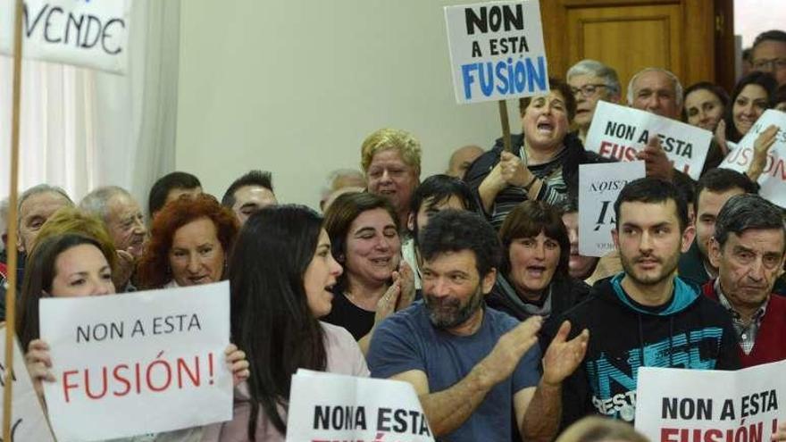 Integrantes de la plataforma durante una protesta en el pleno. // G.S.