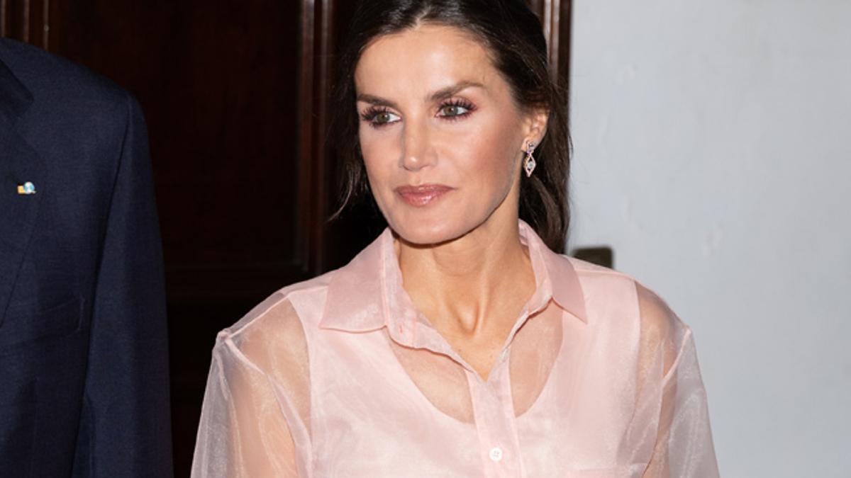 La reina Letizia, con vestido de Maje en La Habana