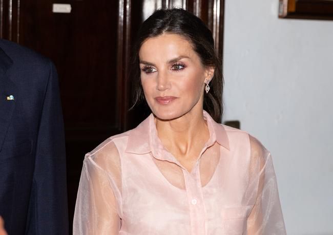 La reina Letizia, con vestido de Maje en La Habana