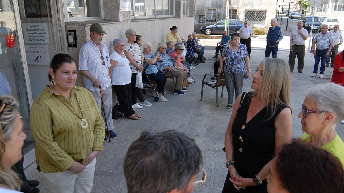 Milagros López y Ángeles Fernández en el encuentro con residentes y personal del centro.
