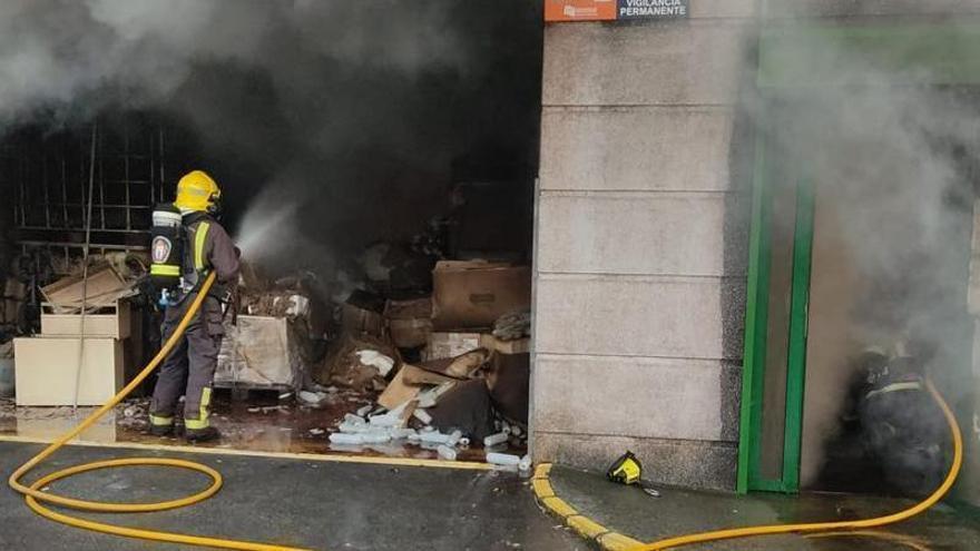 La Guardia Civil investiga las causas del fuego que arrasó las instalaciones de una empresa de cosméticos