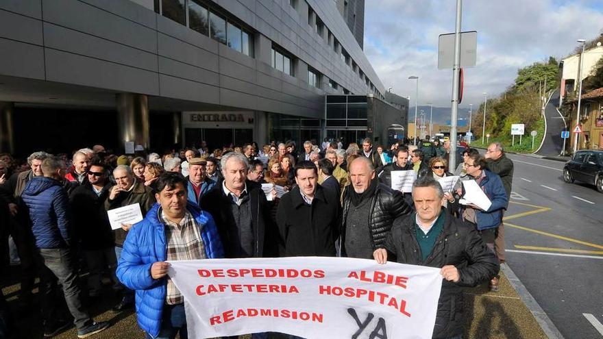 En primer término, los despedidos, arropados por representantes sindicales y políticos, ayer, en la concentración.