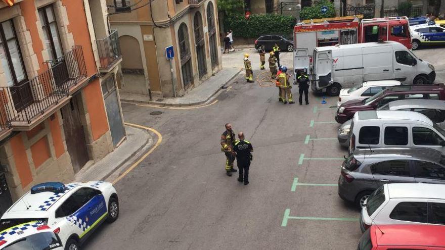 Els cossos de seguretat obren una furgoneta que feia una forta pudor a Manresa
