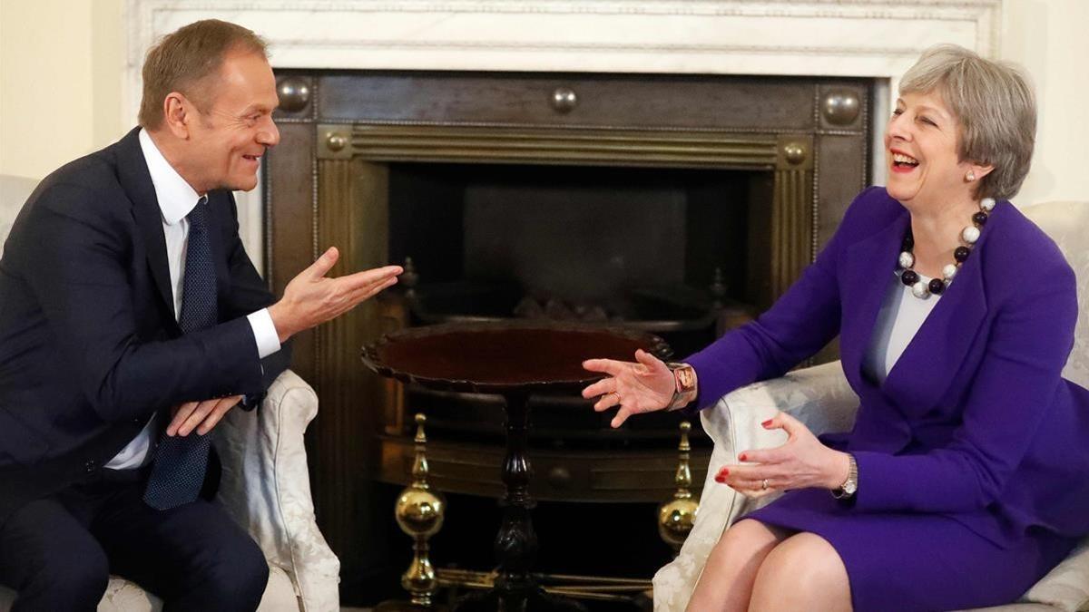 Tusk (izquierda) y May ríen durante su encuentro en el número 10 de Downing Street, en Londres, el 1 de marzo.