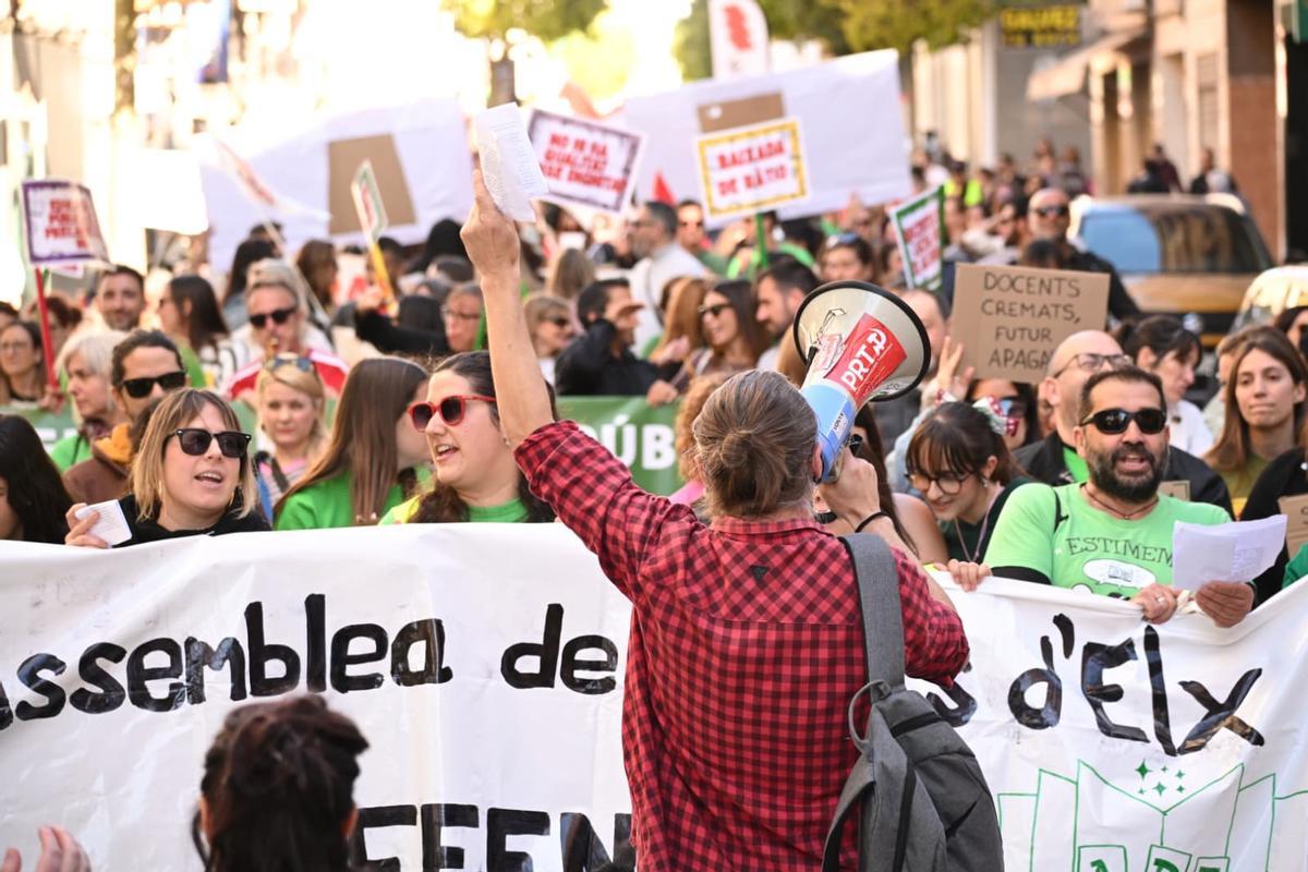 "Las maestras luchando también estamos enseñando", la educación pública se manifiesta en Elche