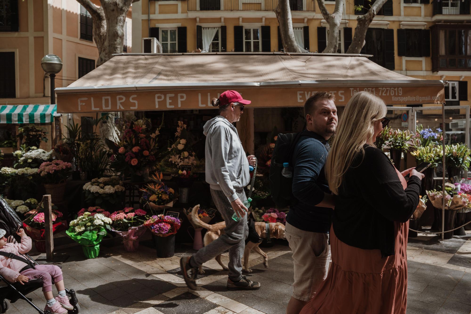 Los grafiteros se ceban con las casetas de las floristas de la Rambla