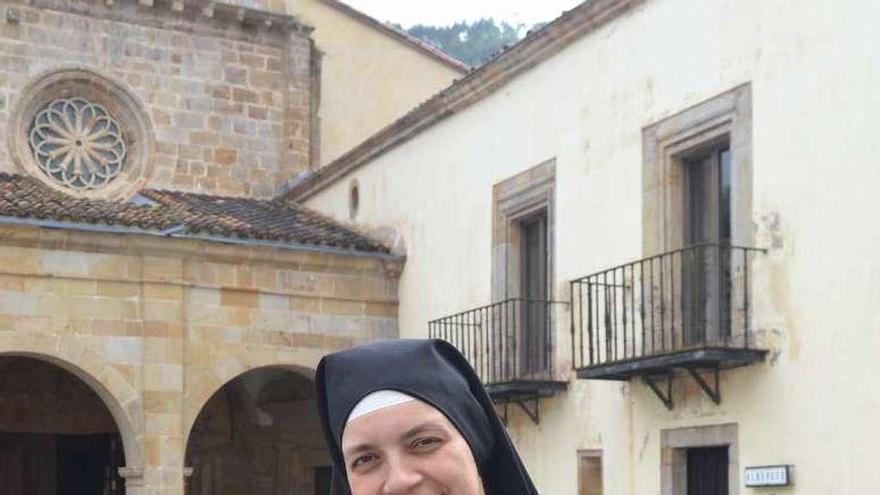 La madre OIga María del Redentor, con el libro en Valdediós.