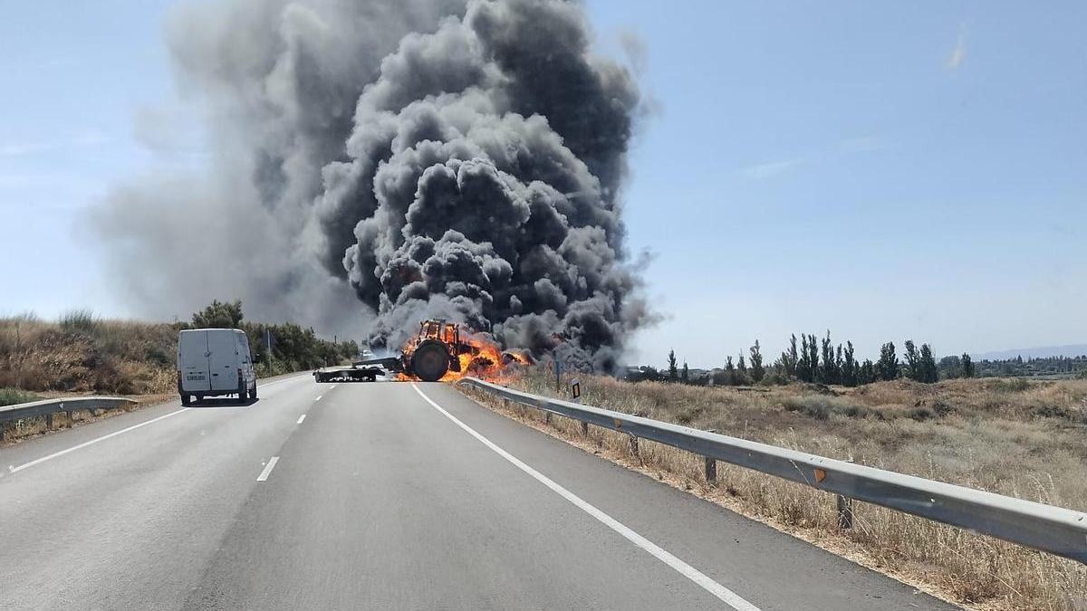 Arde un tractor en Huesca y el conductor tiene que ser trasladado al hospital de Lérida