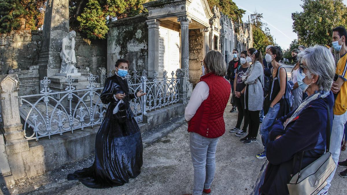 Actriz caracterizada como Concepción Arenal en las visitas teatralizadas del cementerio de Pereiró en 2021.