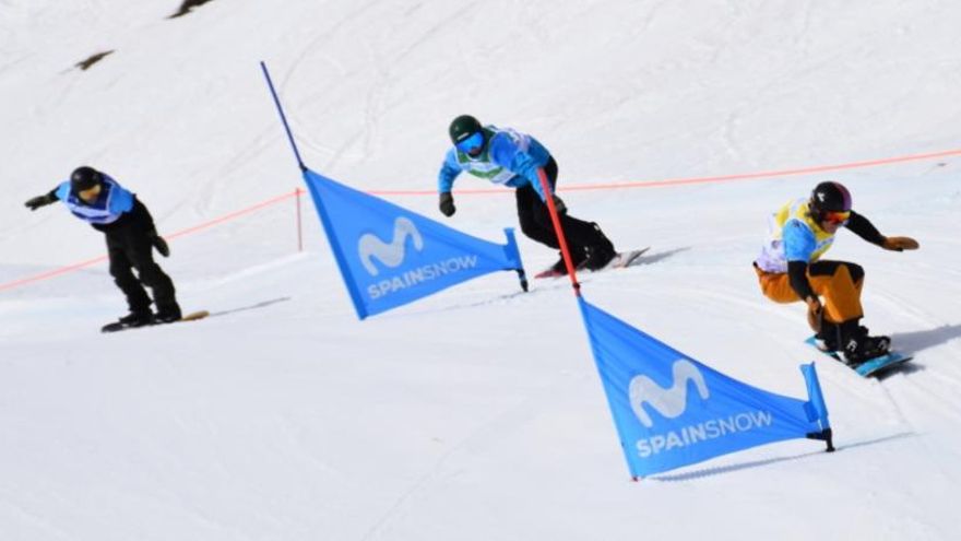 Miguel, con peto verde, disputando la small final de Copa España SBX en Formigal en febrero pasado