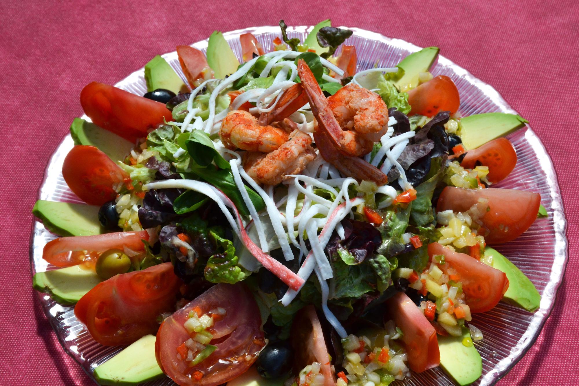 Ensalada de aguacate, langostinos y canónigos.