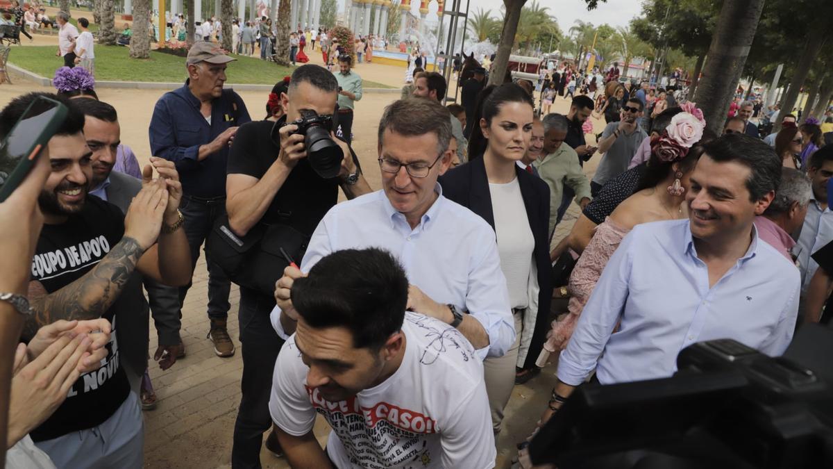 Feijóo firma la camiseta a un chaval que estaba de despedida de soltero.