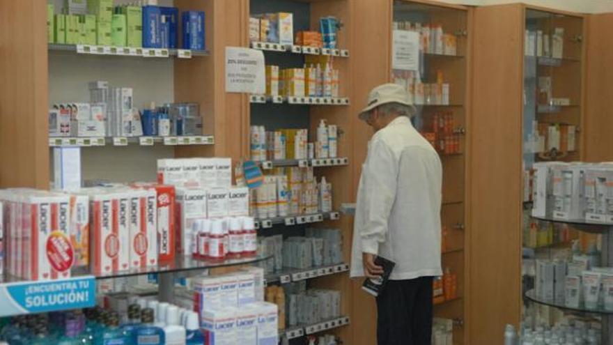 Hombre comprando en una farmacia.