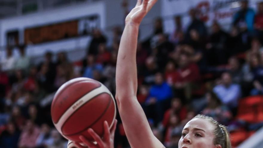 Marie Gulich intenta tallar un avanç del Casademont Saragossa, ahir. | LLIGA ACB