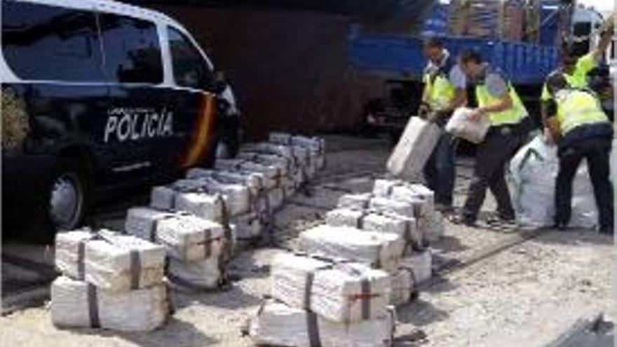 Diversos agents traslladen els 3.000 quilograms de cocaïna.