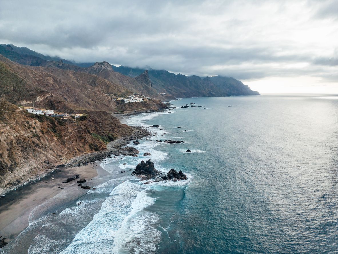 la playa se sitúa en el Parque Rural de Anaga.