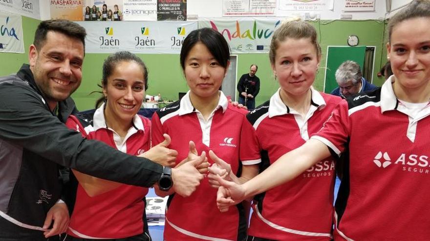 Las jugadoras del ASSSA Alicante y el técnico Daniel Valero tras la victoria en Linares