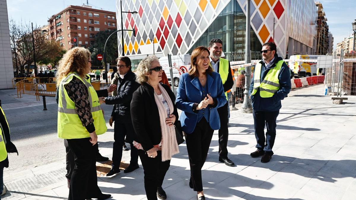 Visita de Catalá al polideportivo de Nou Moles y la plaza Roma