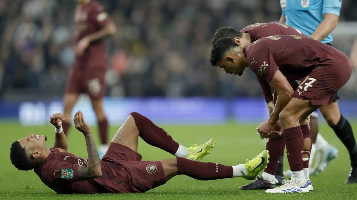 Savinho, con muestras claras de dolor ante el Tottenham