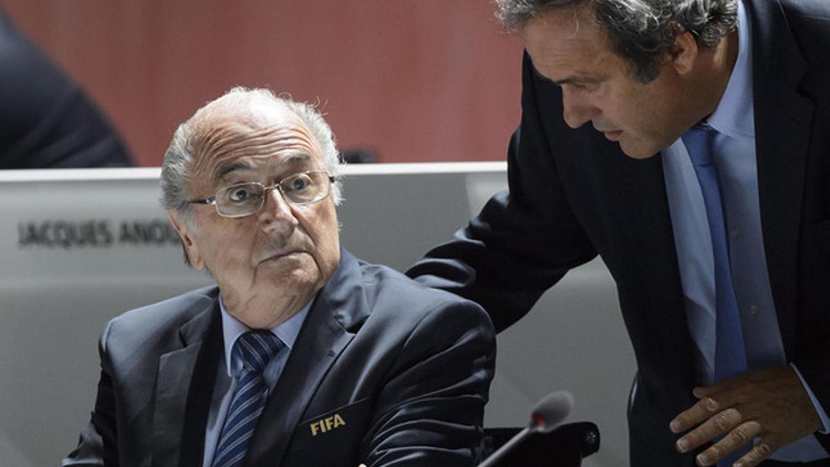 El presidente de la FIFA, Joseph Blatter, junto al presidente de la UEFA, Michel Platini