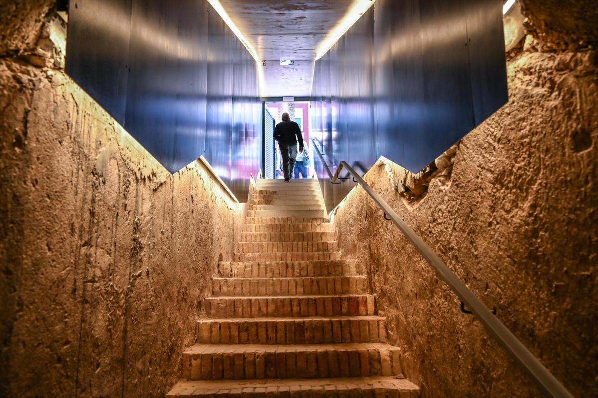 Los escalones del tramo final del refugio del Paseo de Germanías, que tiene la salida en la parte que da al Asilo.