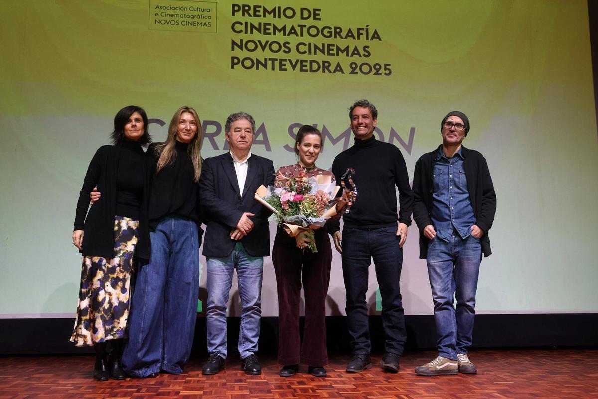 La galardonada junto a organizadores de Novos Cinemas.
