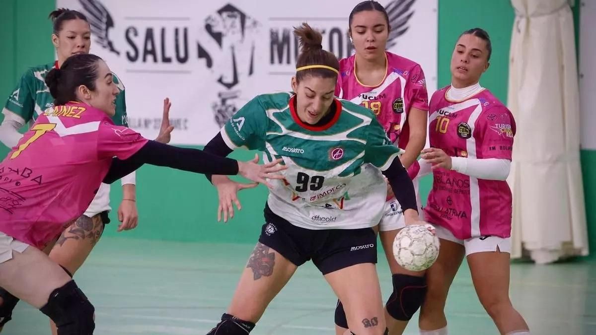 Andrea Roda controla el balón en un partido de la temporada 24 25.