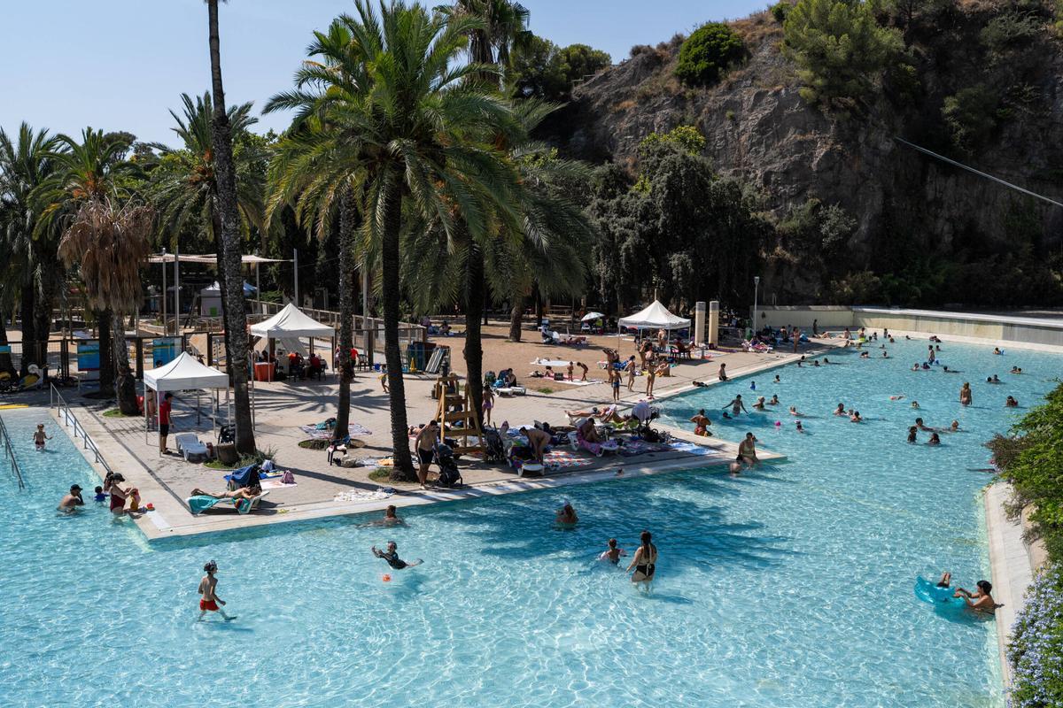 La piscina-llago de la Creueta del Coll registra una gran afluencia de bañistas durante el verano