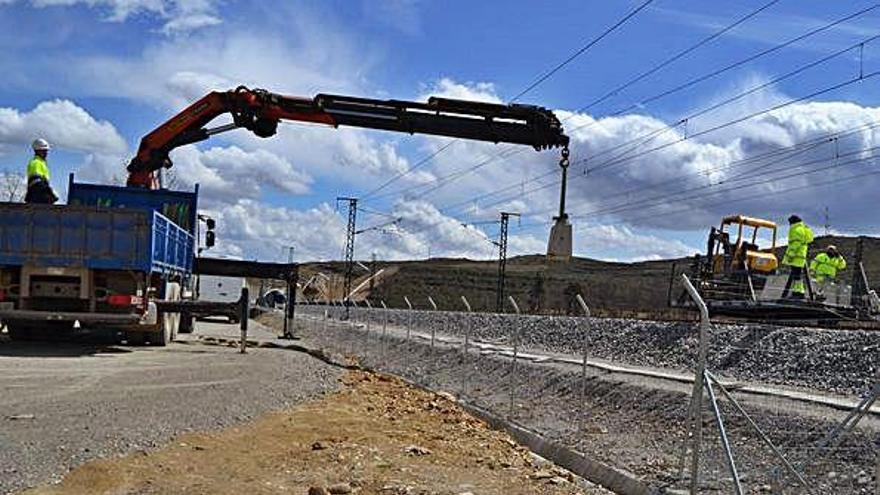 Los trajadores del AVE, ayer ejecutando los trabajos a la altura de Lobeznos.