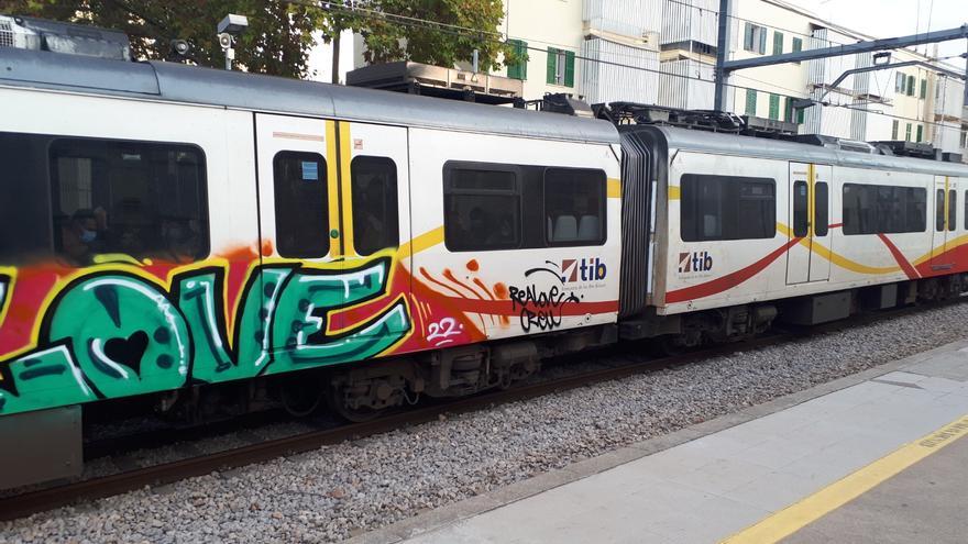 SFM se gastó 141.000 euros en 2022 para limpiar los grafitis de los trenes